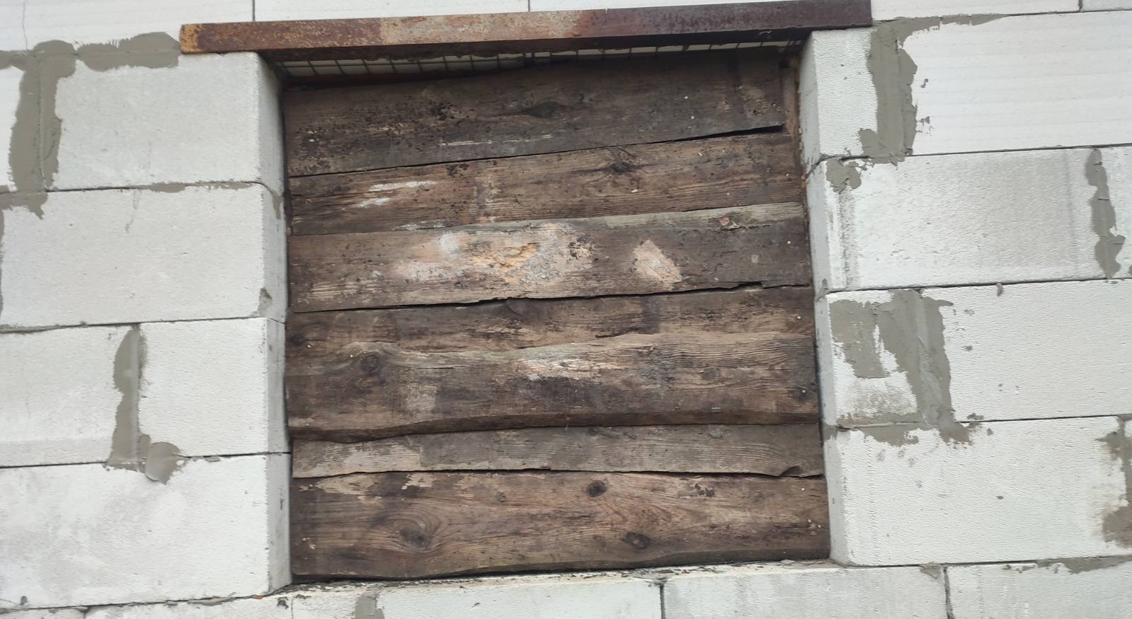 Внаслідок обстрілів росіян у будинку родини із Середино-Буди пошкоджено два вікна