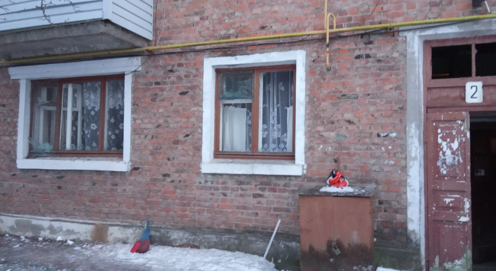 Після обстрілу в стінах будинку дірки