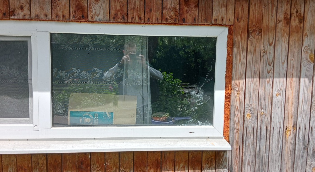 Мати дитини з інвалідністю просить допомоги у відновленні вікон