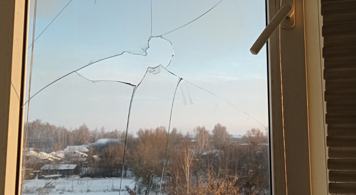 Самотня жінка проживає в будинку з вибитими вікнами