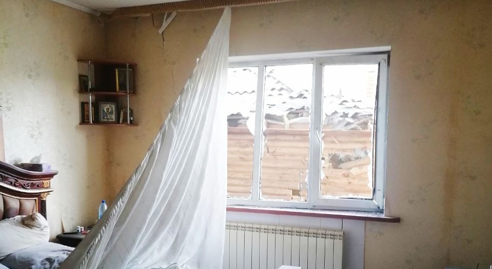 Під час ворожого обстрілу постраждав будинок родини із Середино-Буди, внаслідок чого пошкоджено шість вікон