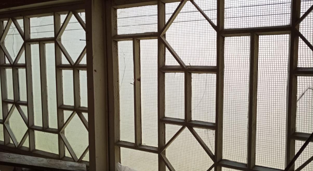 Внаслідок ворожих обстрілів серйозно пошкоджено будинок двох сестер, а саме вікна, двері, дах, паркан