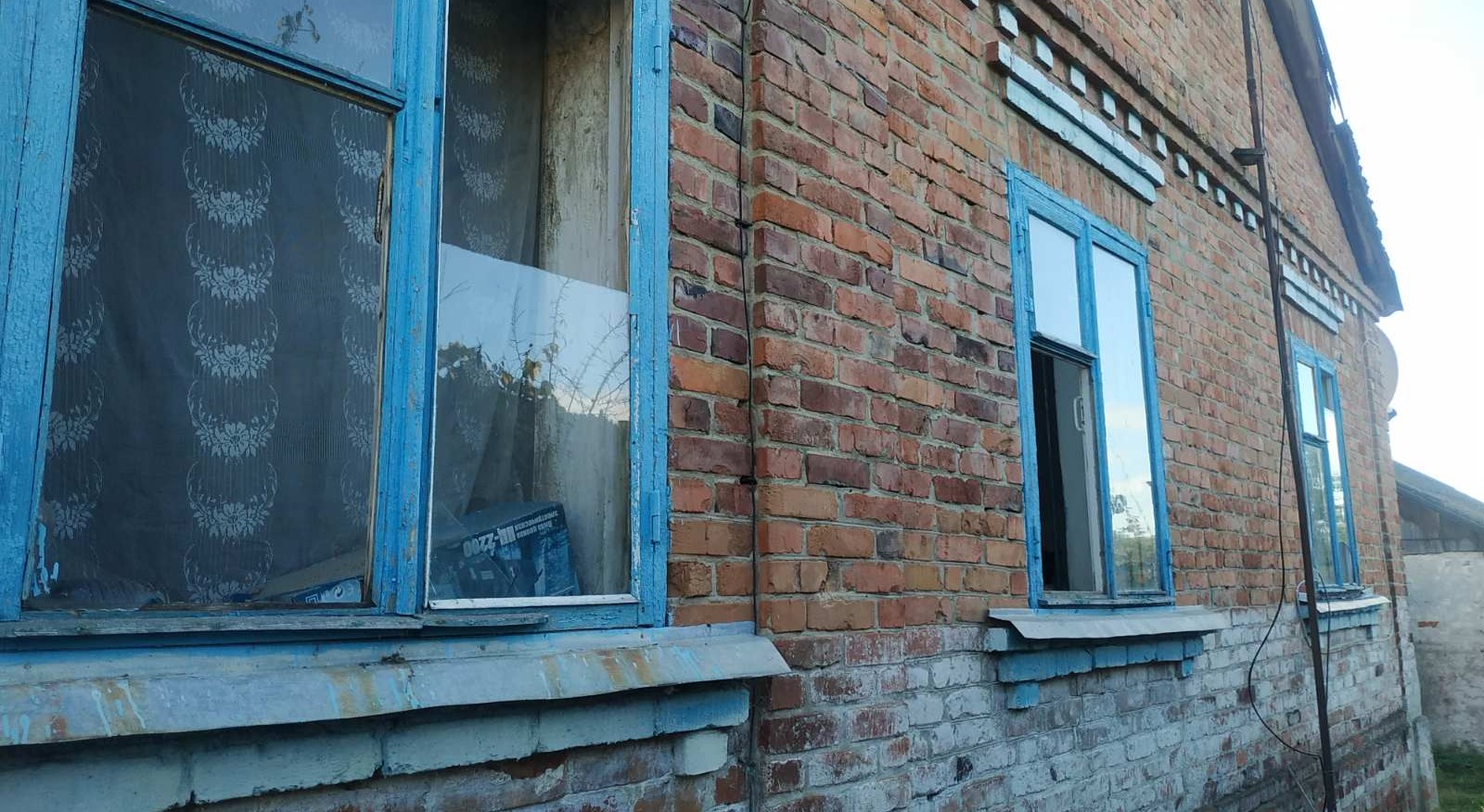 Пенсіонерка з Миропілля просить допомогти замінити вікна в будинку