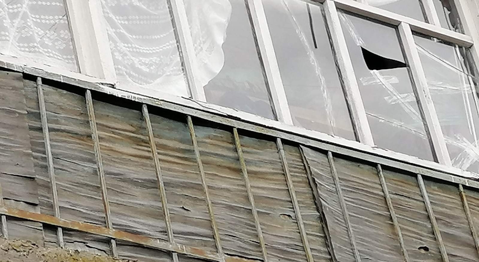 Жінка проживає в будинку без вікон та балконної рами