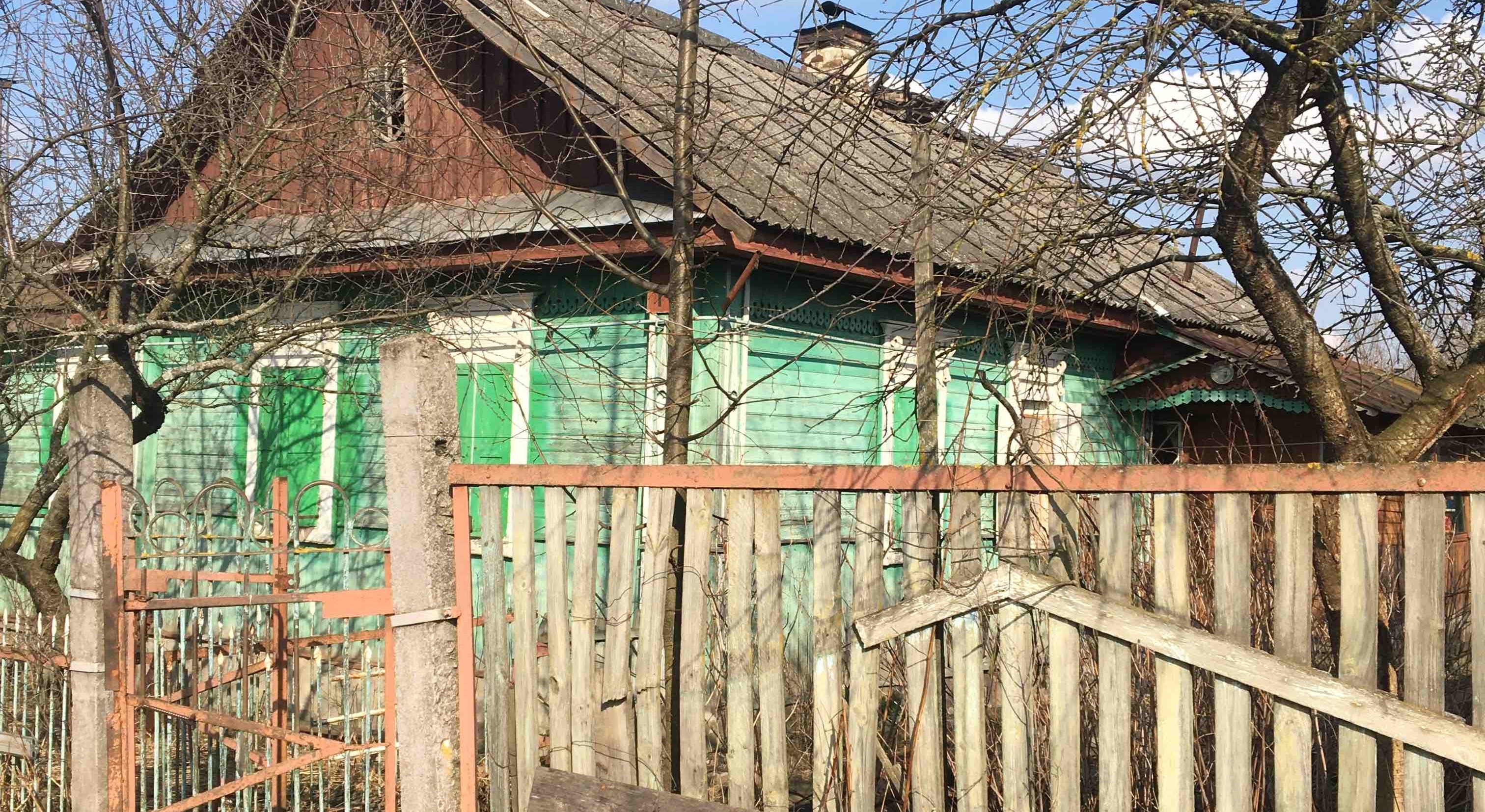 Інженер на пенсії вимушений проживати в будинку без даху та вікон