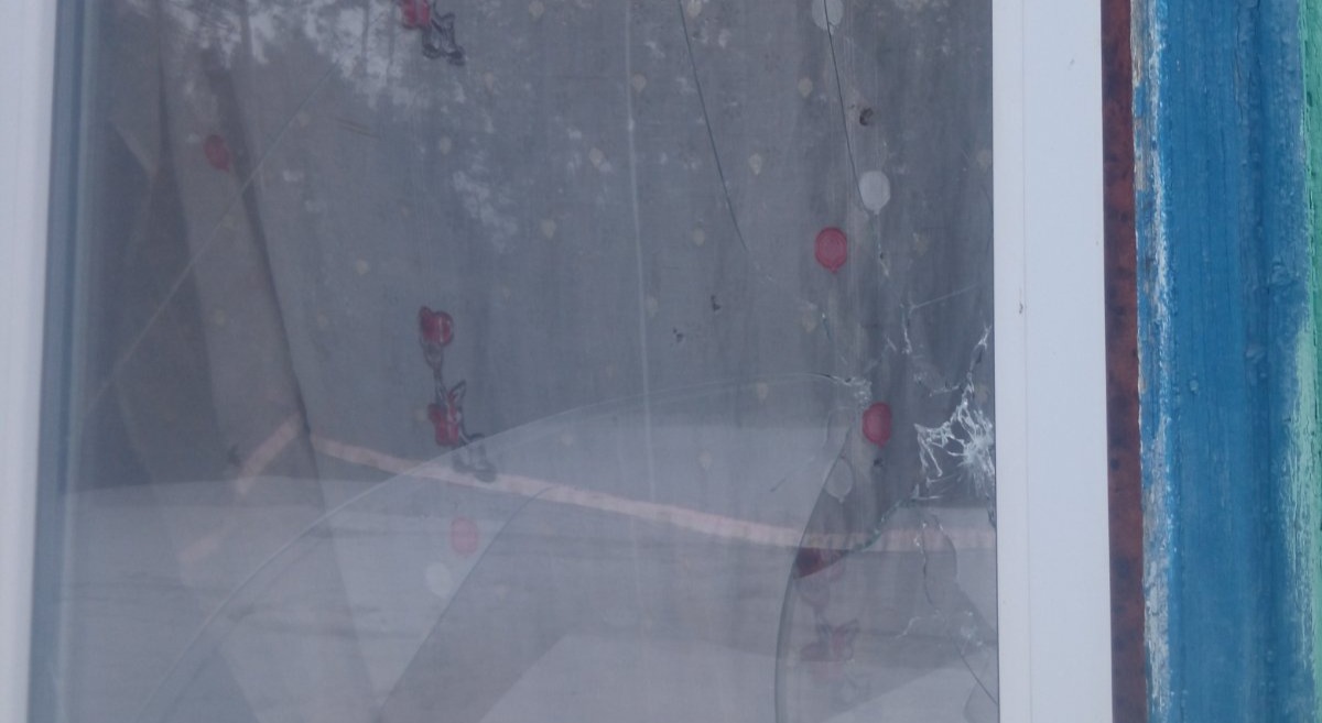 Родина з чотирма дітьми проживає в пошкодженому будинку