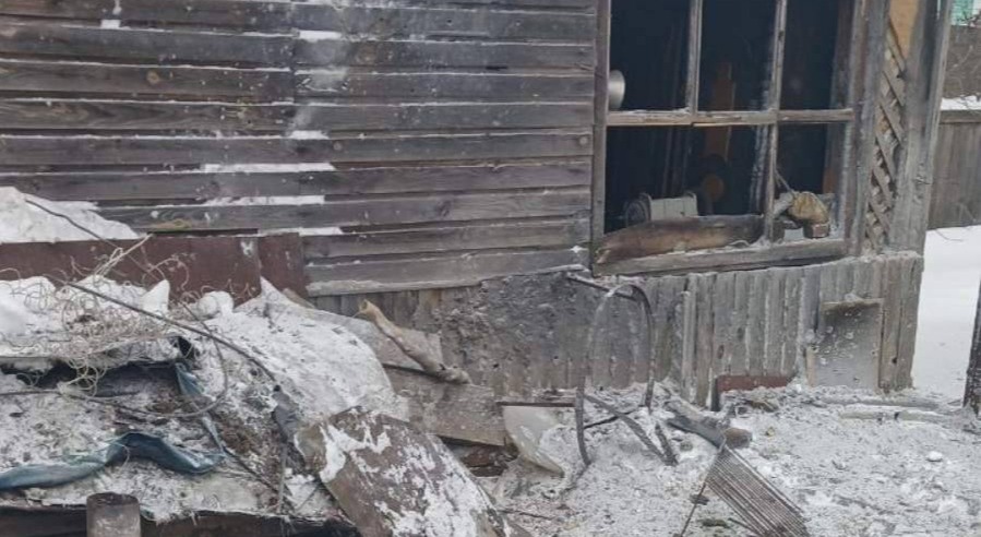 Чоловік після інсульту один живе в будинку з пошкодженим дахом та вікнами