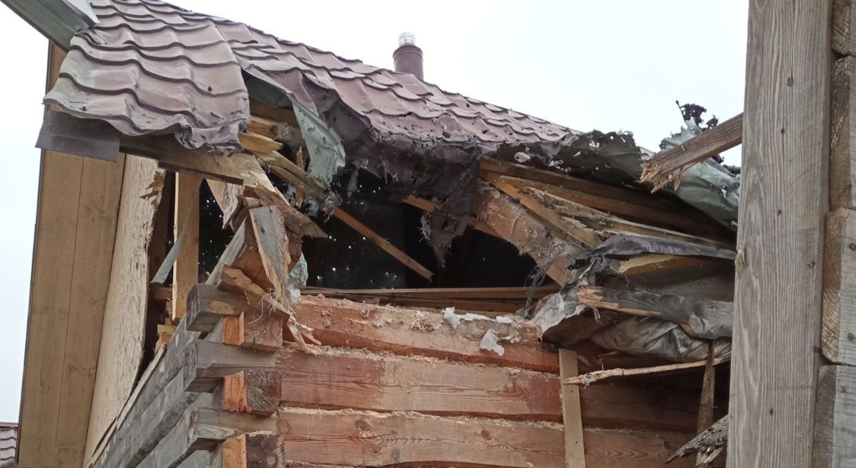 Будинок поступово руйнується через пошкоджений дах