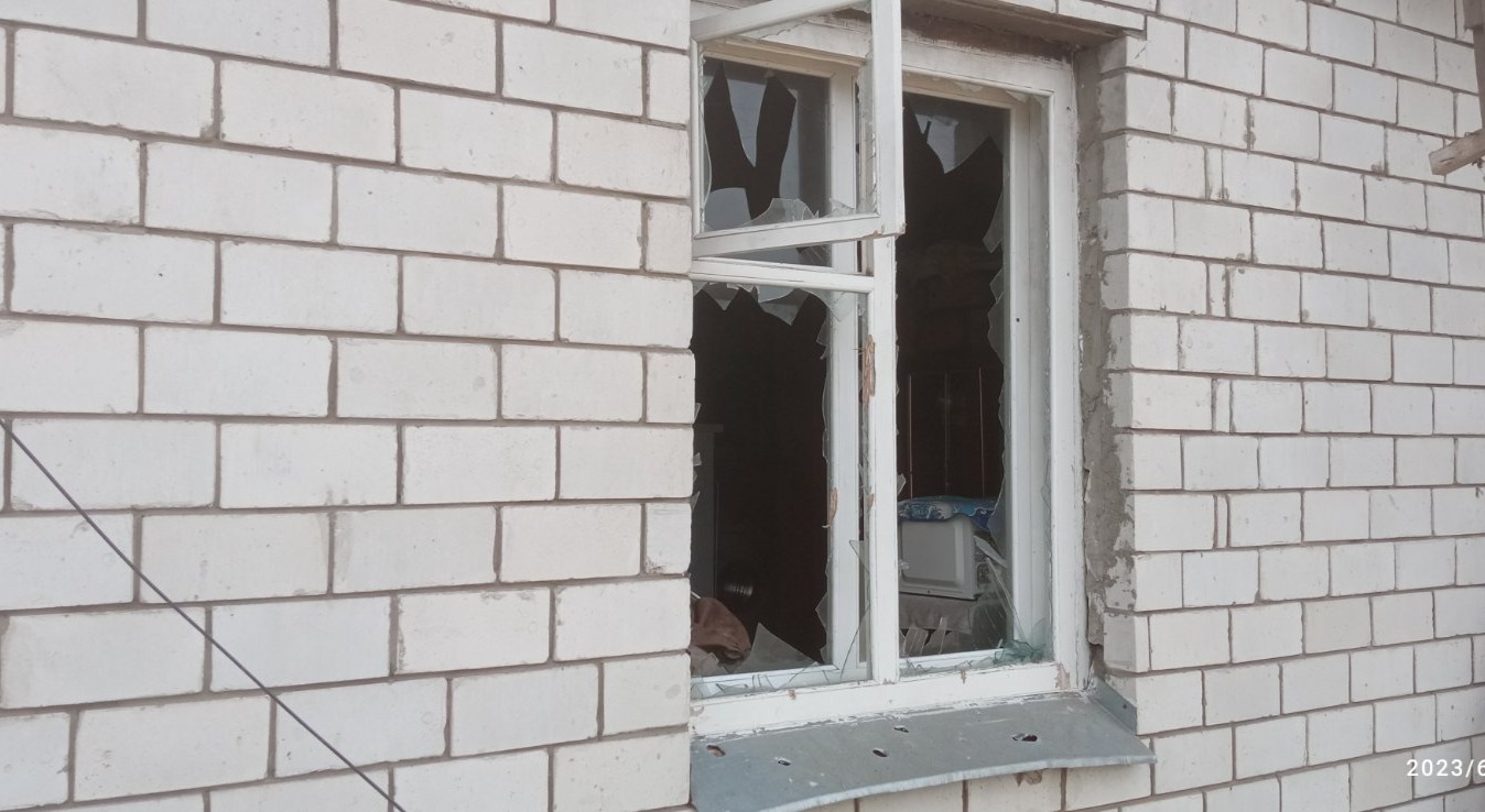 Пошкоджено вікно у будинку пенсіонерів з Сумщини
