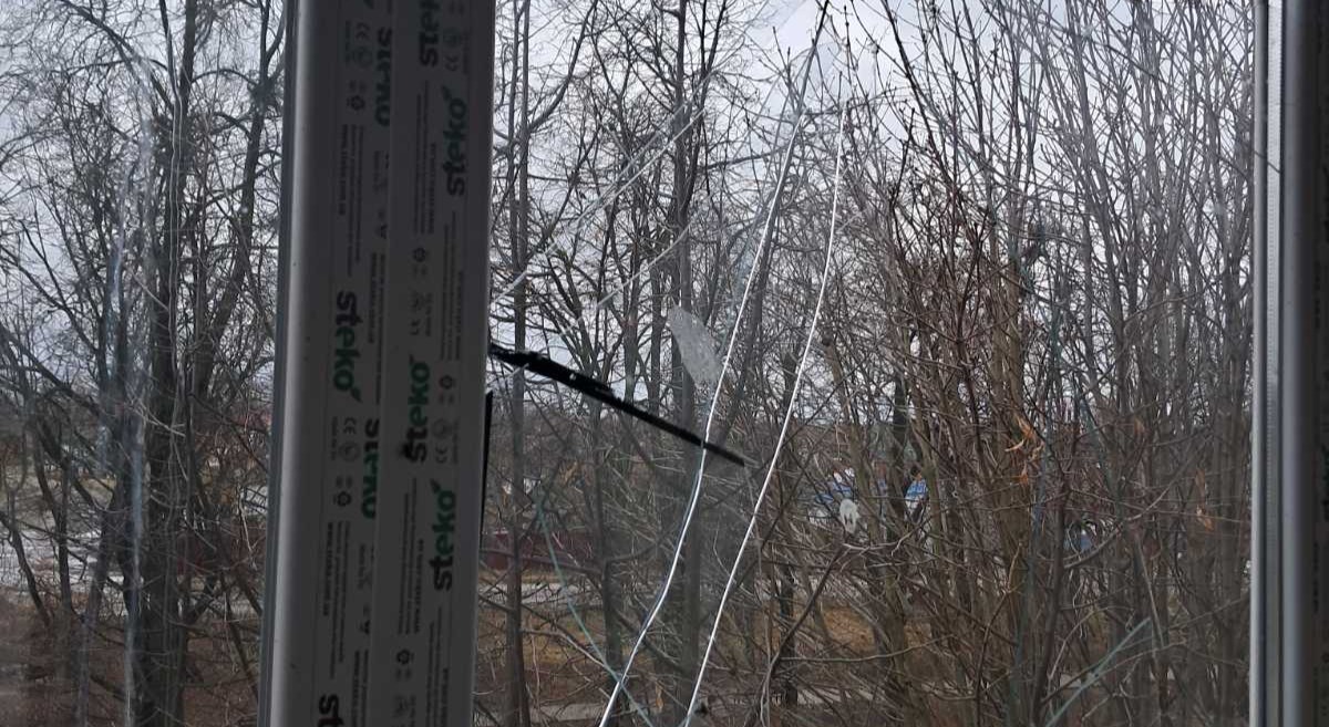 Квартира вчительки потрапила під обстріл втретє