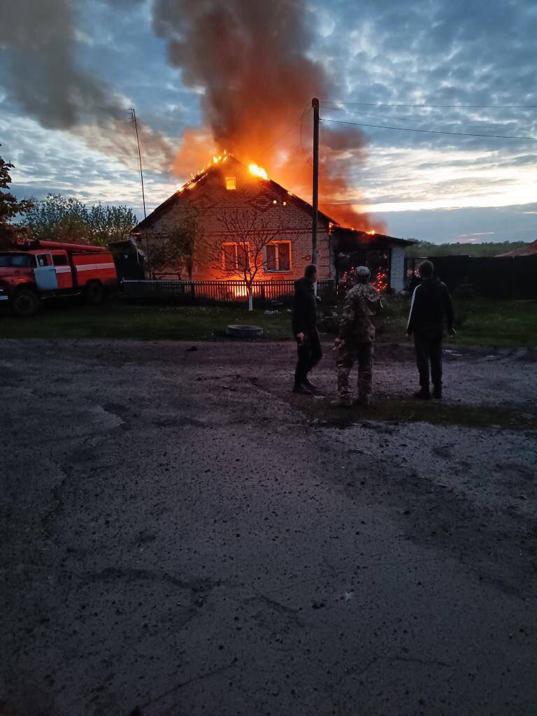 Пошкоджений дах, вибиті двері та вікна - наслідки обстрілу будинку на Сумщині 