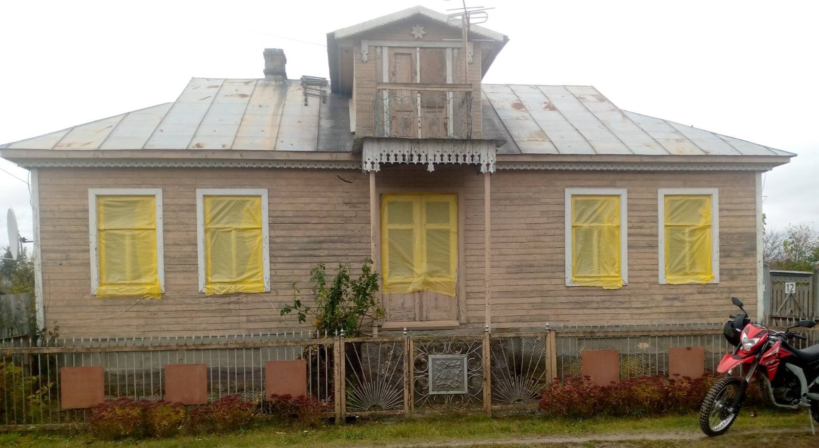 14 вікон та дах пошкоджені в будинку пенсіонерки