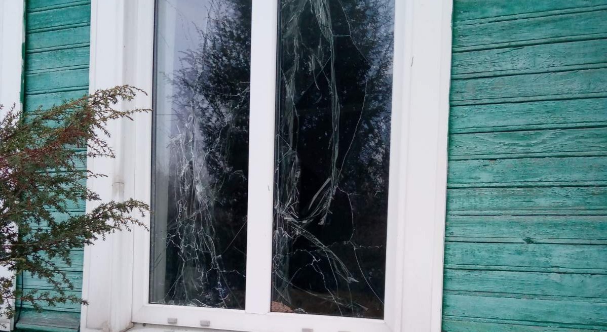 Родина із Середино-Буди, у якої під час обстрілу постраждали вікна, потребує допомоги