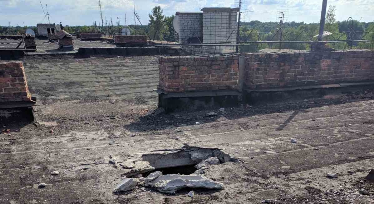 Мешканка багатоповерхівки просить допомоги, бо над її квартирою пошкоджений дах