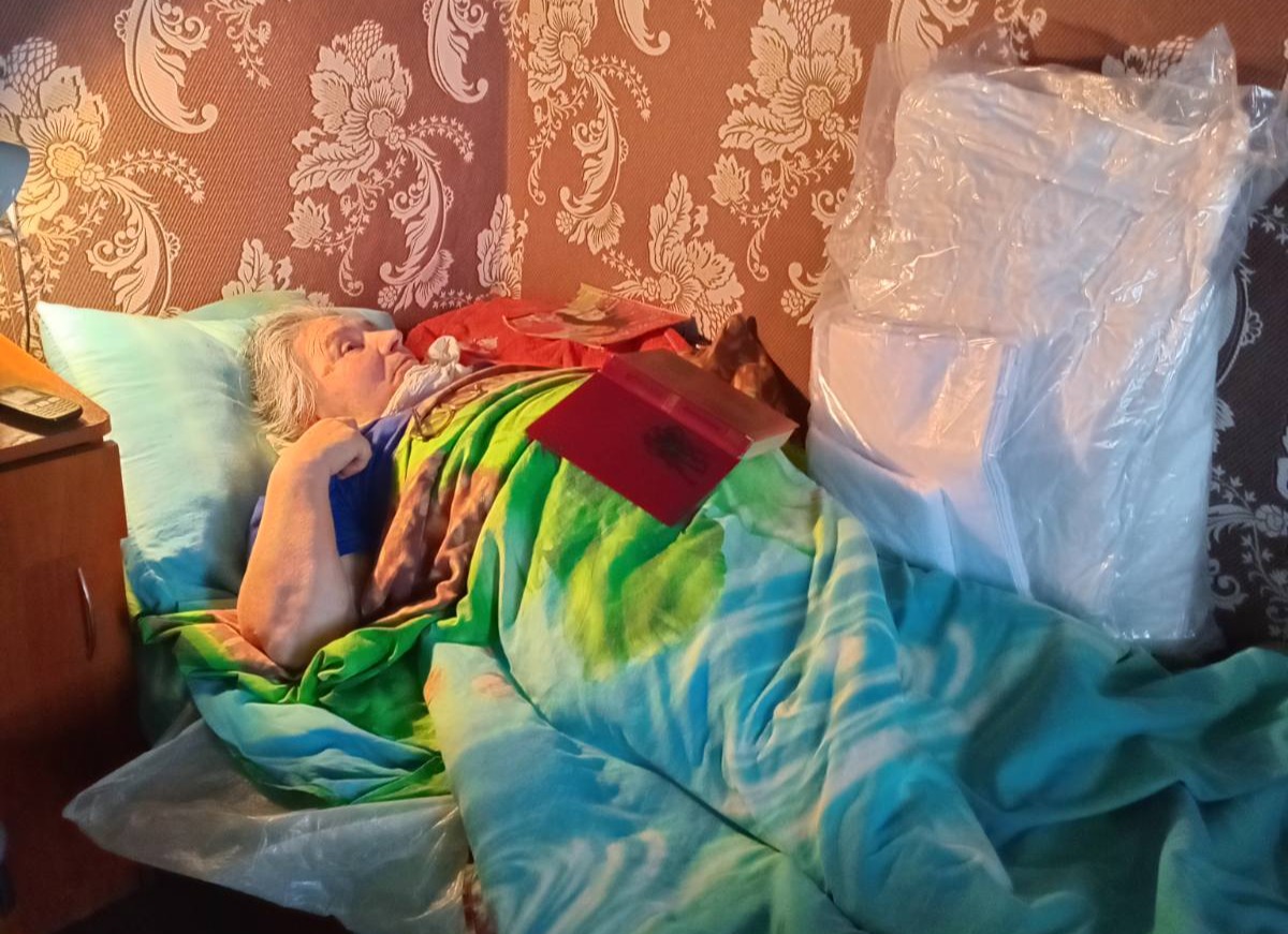 Люди похилого віку та вимушені переселенці з Великої Писарівки отримали гуманітарну допомогу в місті Охтирка 