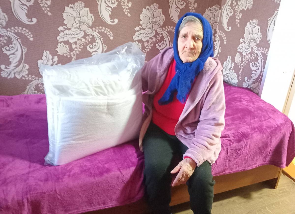 Люди похилого віку та вимушені переселенці з Великої Писарівки отримали гуманітарну допомогу в місті Охтирка 