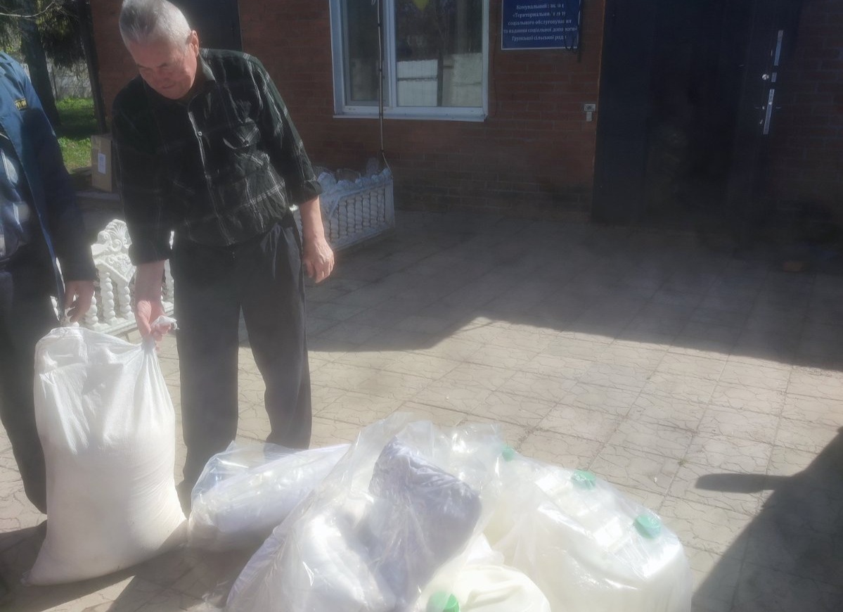 Люди похилого віку та вимушені переселенці з Великої Писарівки отримали гуманітарну допомогу в місті Охтирка 