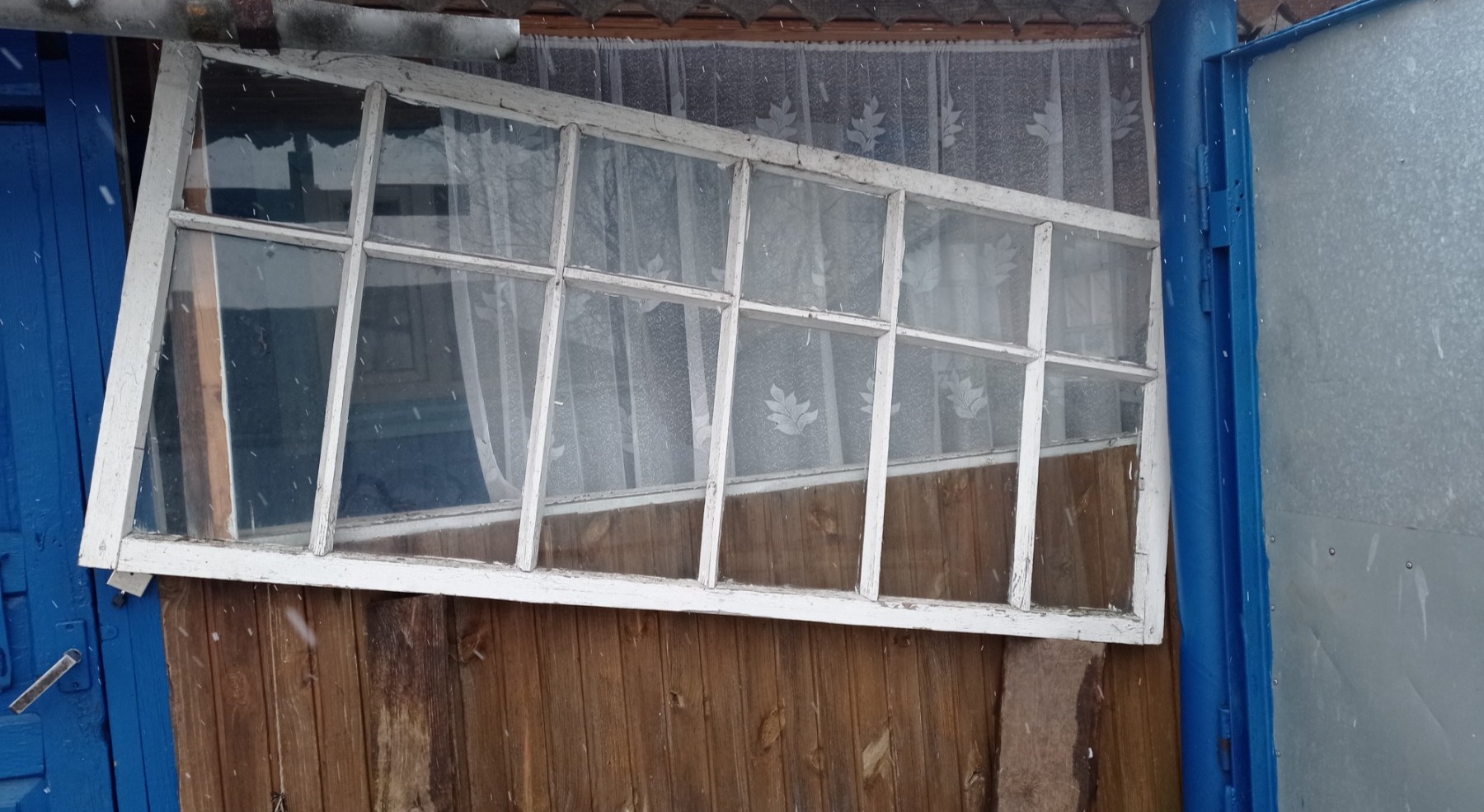 Вікна, двері, дах і не тільки - результат обстрілу на Сумщині