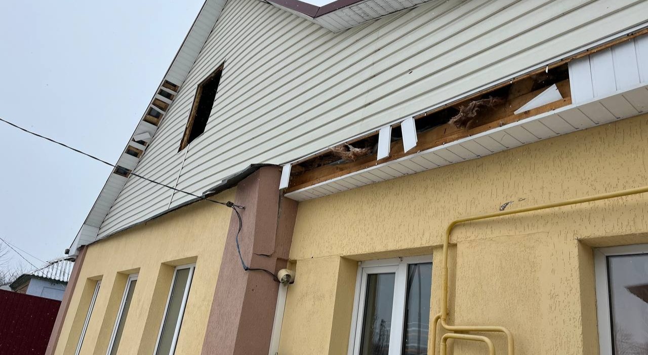 Внаслідок ракетного обстрілу суттєво пошкоджено будинок родини з міста Зміїв