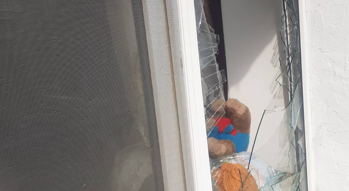 Під час ворожого обстрілу постраждав балконний блок родини із Середино-Буди