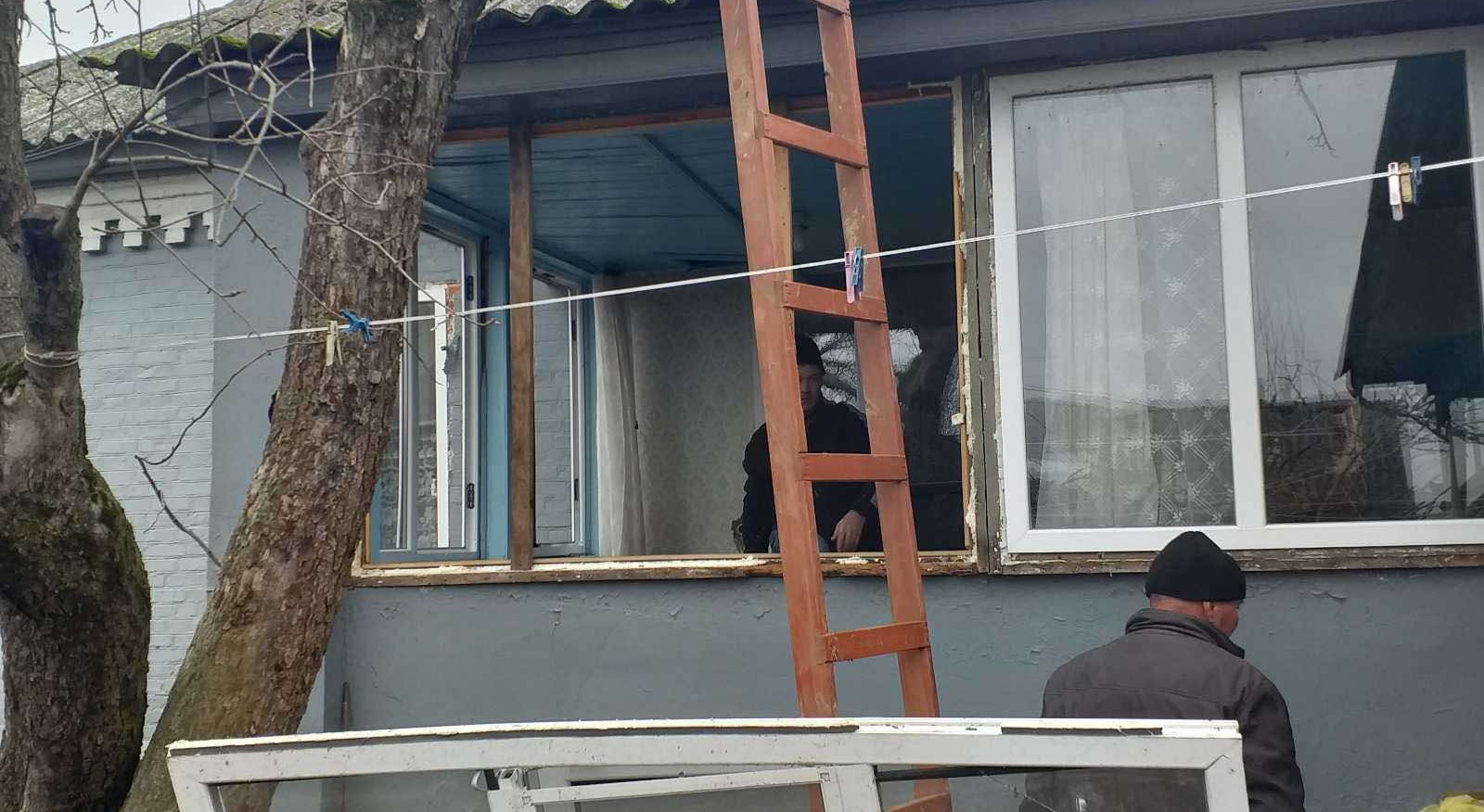 Сім’я із села Попівка, будинок якої постраждав від ракетного обстрілу, потребує допомоги із заміною вікон
