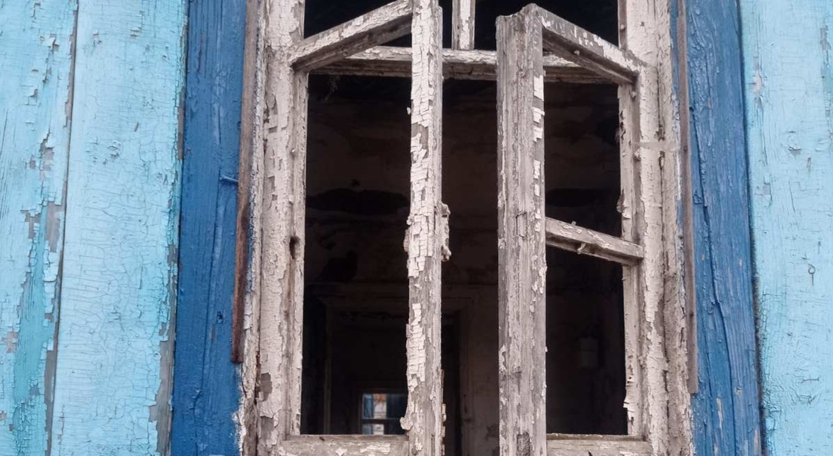 Сім'я, будинок якої залишився без вікон, потребує допомоги