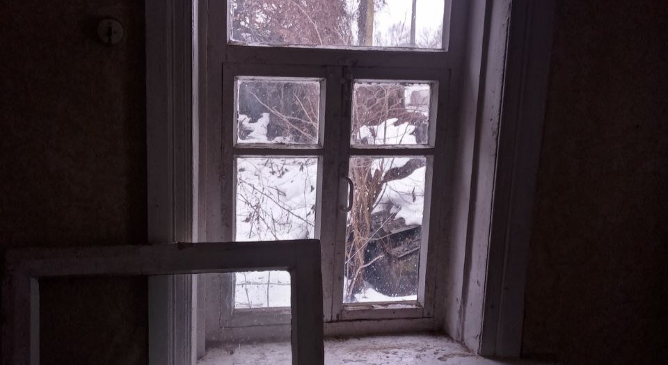 Родина, в будинку якої було пошкоджено вісім вікон, потребує допомоги із заміною вікон