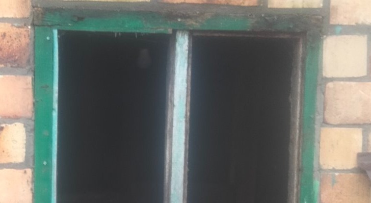 Окупанти обстріляли село Зноб-Новгородське, внаслідок чого постраждав будинок жінки, а саме три вікна