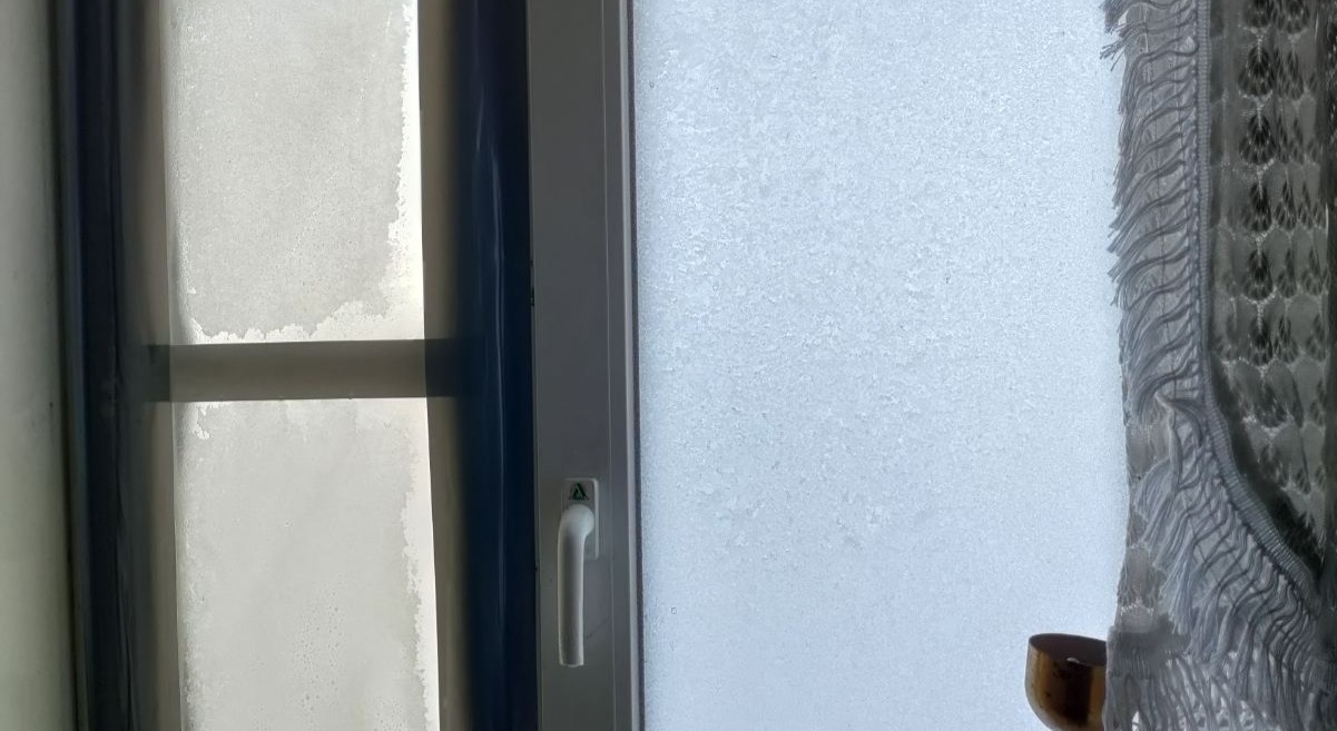 Три вікна та балконна рама пошкоджені в квартирі самотньої пенсіонерки з Сумщини