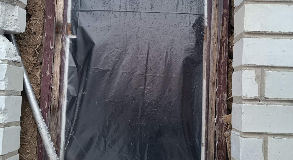 У будинку з пошкодженими вікнами та дахом проживає пенсіонерка