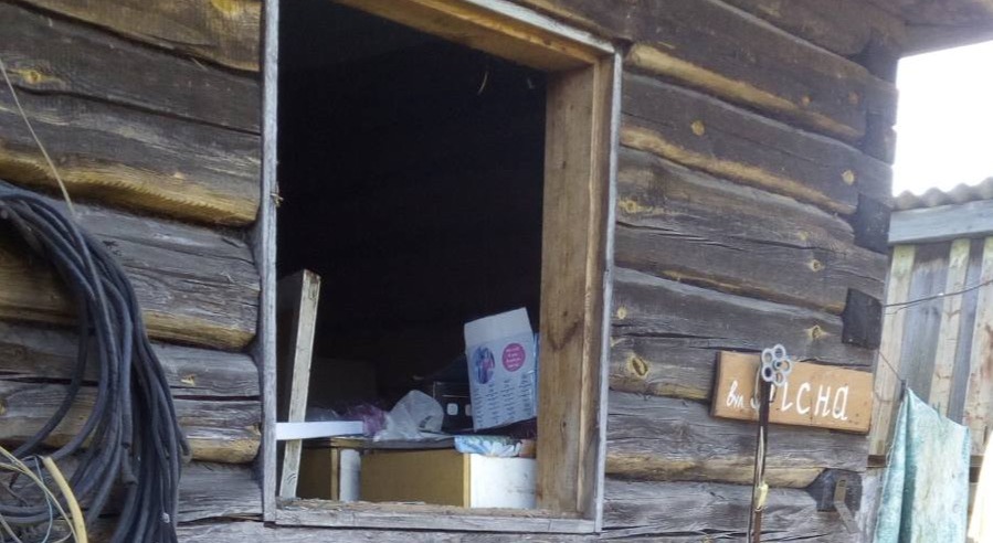 Чоловіку, який працює водієм швидкої допомоги, потрібна допомога з ремонтом даху будинку