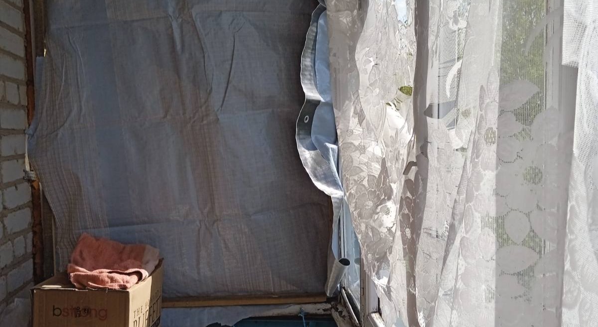 85-річна жінка, яка не виходить із квартири, живе з пошкодженими вікнами