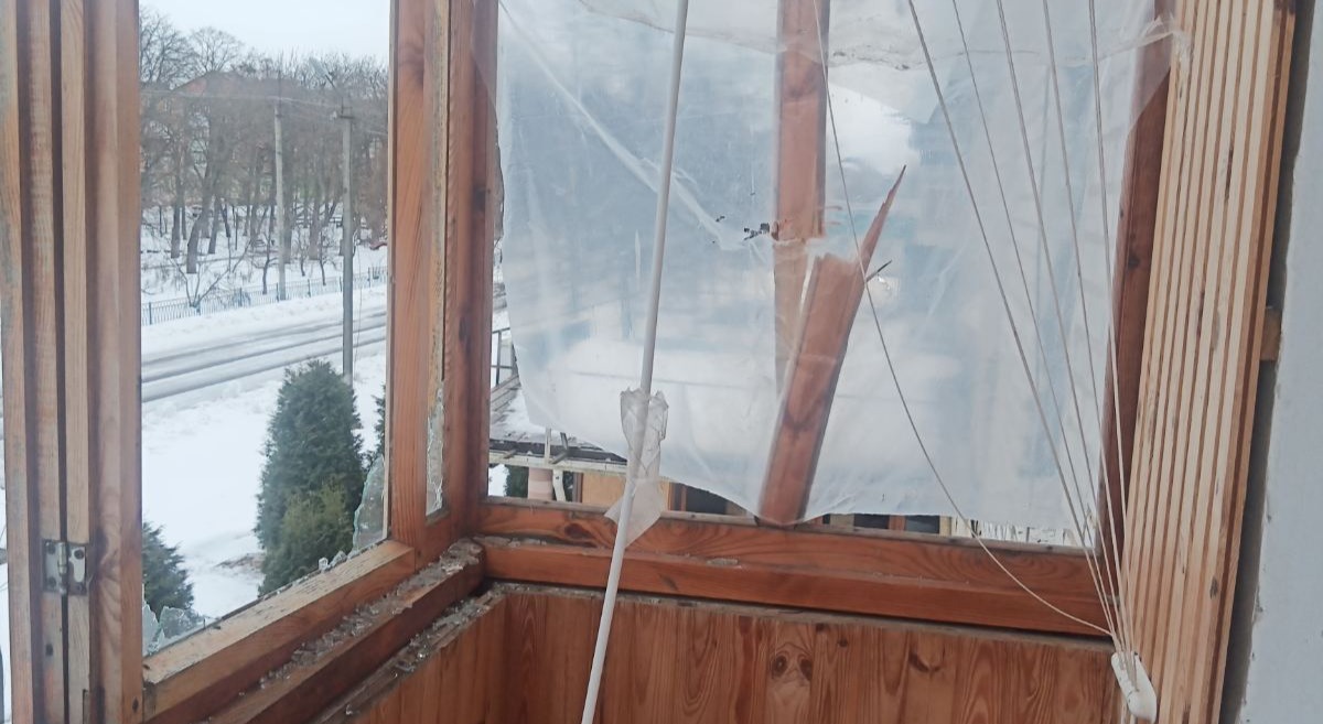 Під час ворожих обстрілів постраждала квартира родини із Середино-Буди