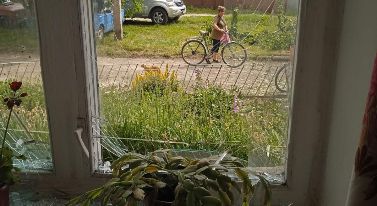 Потрібна допомога родині, у якої внаслідок обстрілу у квартирі були пошкоджені вікна та балконні двері