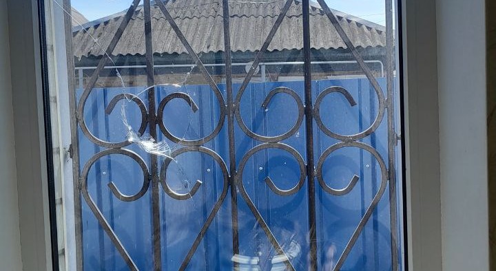 Жінці з прикордоння Сумщини потрібна допомога у відновленні пошкодженого вікна