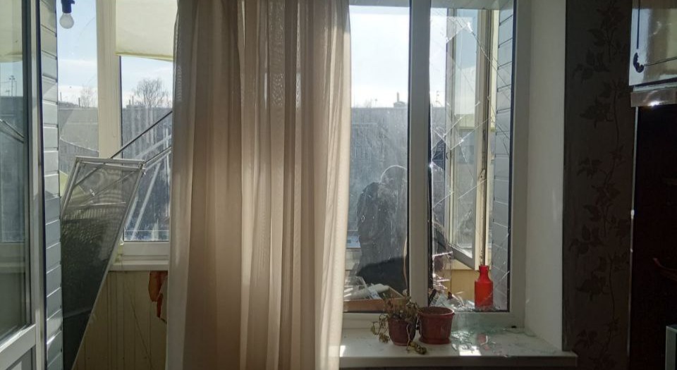 Приліт ракети в двір будинку родини з Шостки