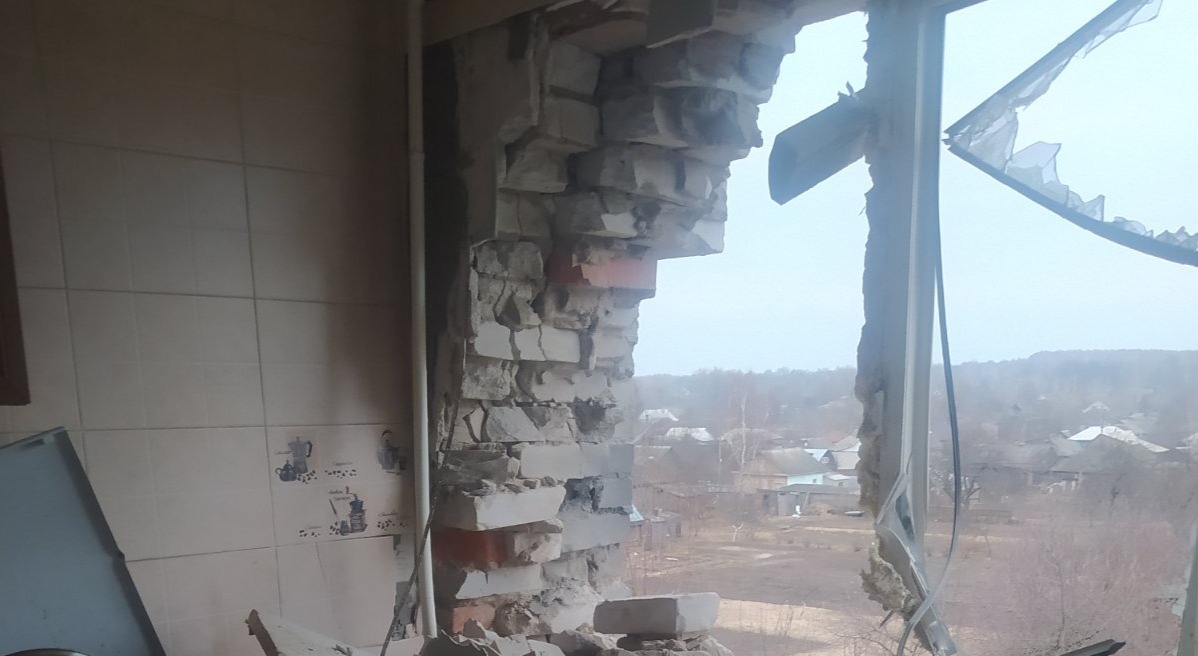Під час ворожих обстрілів у квартирі пенсіонера із Середино-Буди пошкоджено чотири вікна