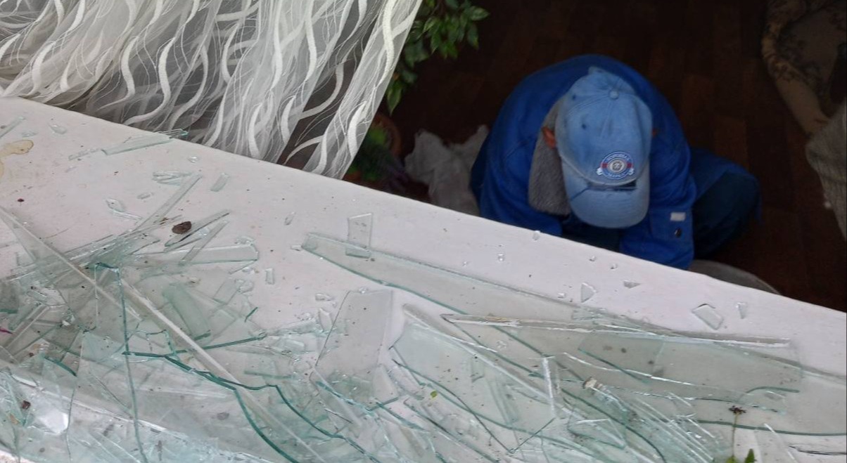 Пошкоджено оселю подружжя пенсіонерів з Білопілля, а саме балконний блок, вікна та балконні двері