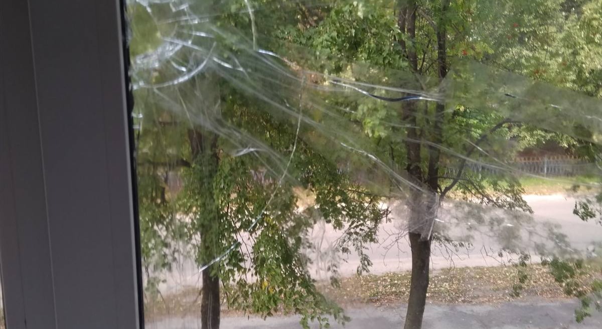 Про допомогу просять подружжя пенсіонерів, у квартирі яких постраждало вікно