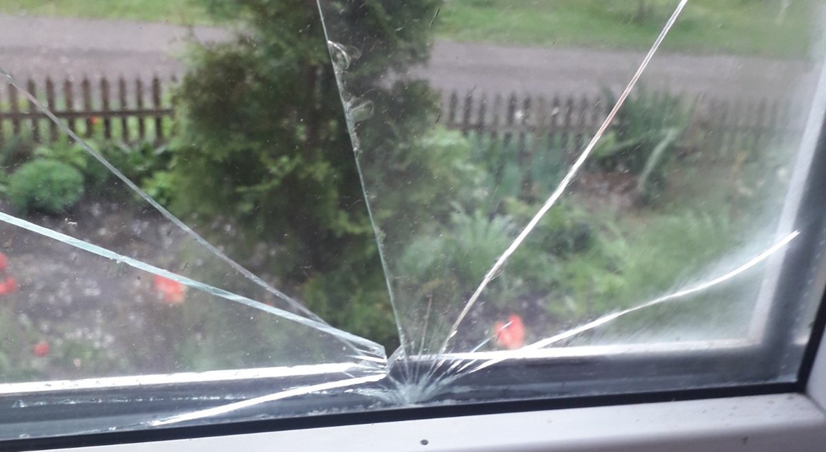 В квартирі жительки Білопілля вибиті вікна 