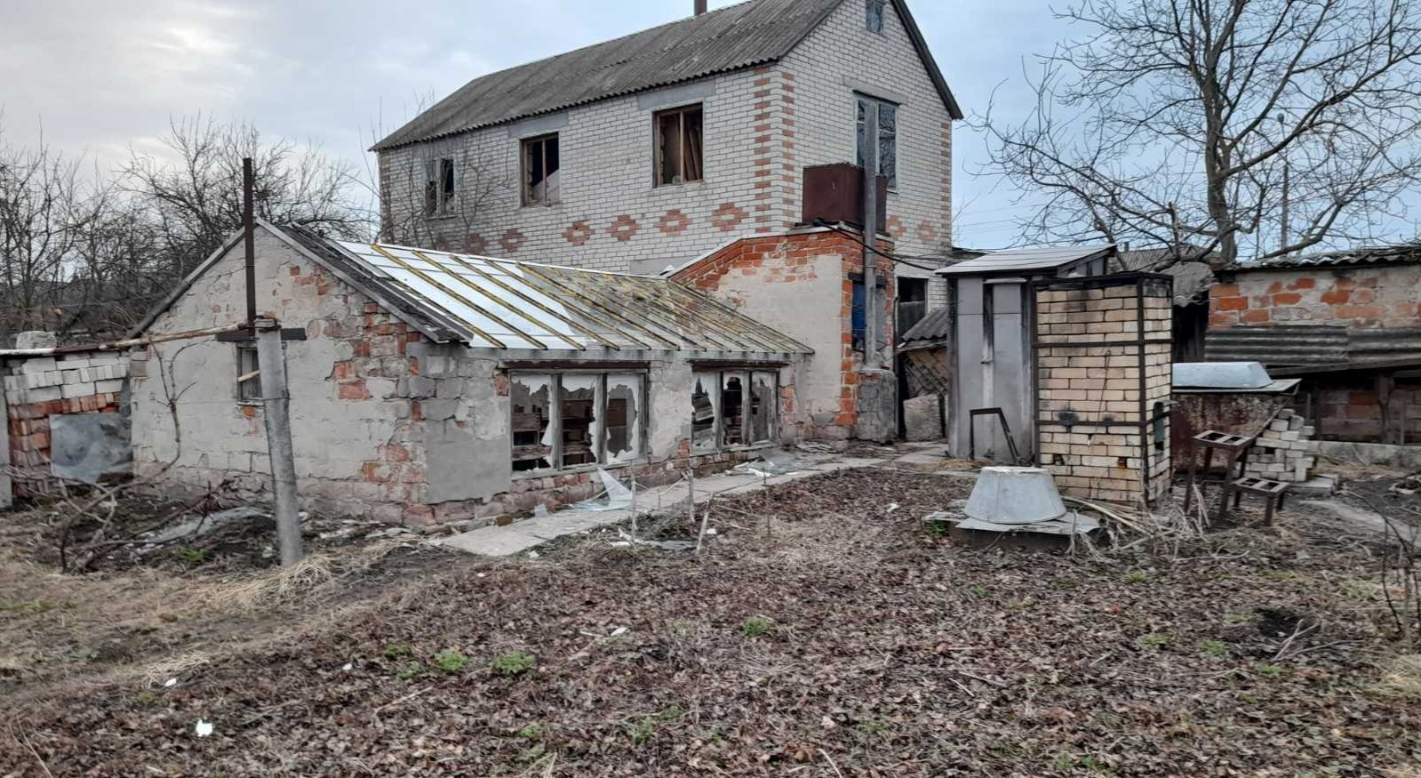 Під час ворожого обстрілу суттєво постраждав будинок пенсіонера з Білопілля