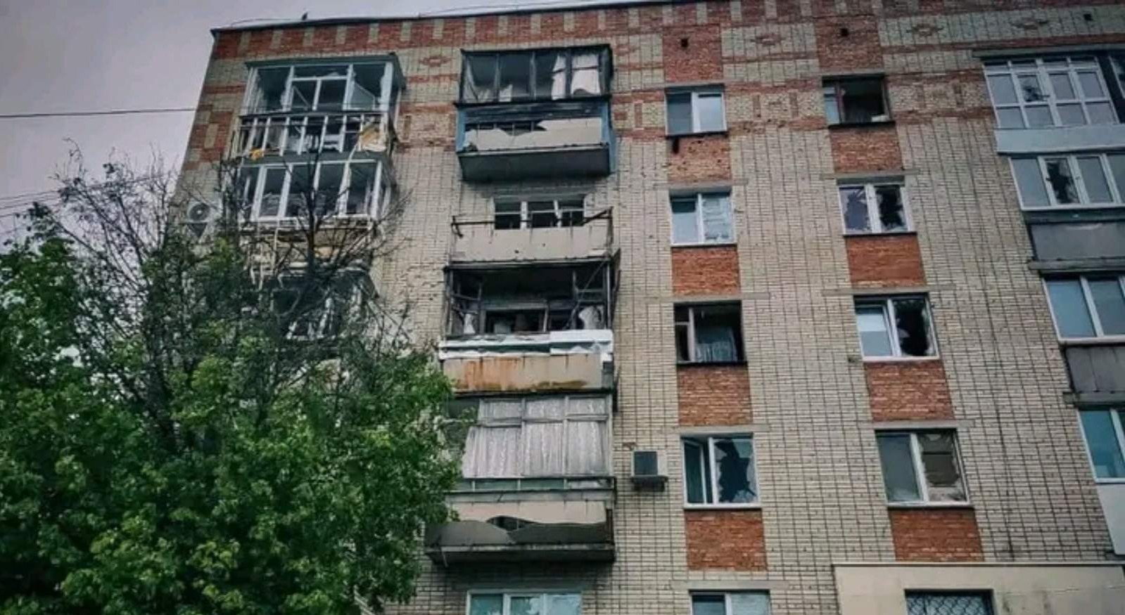 Внаслідок обстрілів росіян у квартирі пенсіонерки з Білопілля повністю зруйновано балкон