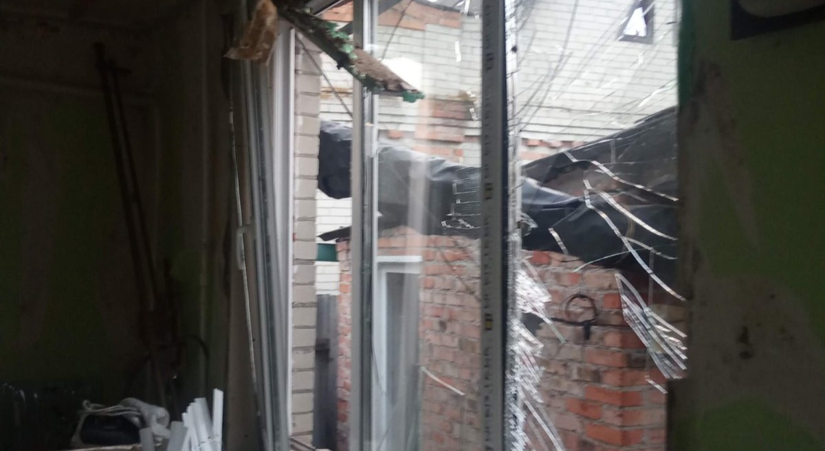 Внаслідок обстрілів росіян будинок пенсіонерки з Білопілля залишився без вікон