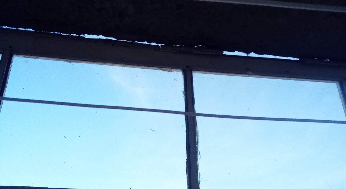 Внаслідок авіаудару по місту Білопілля постраждала квартира пенсіонера