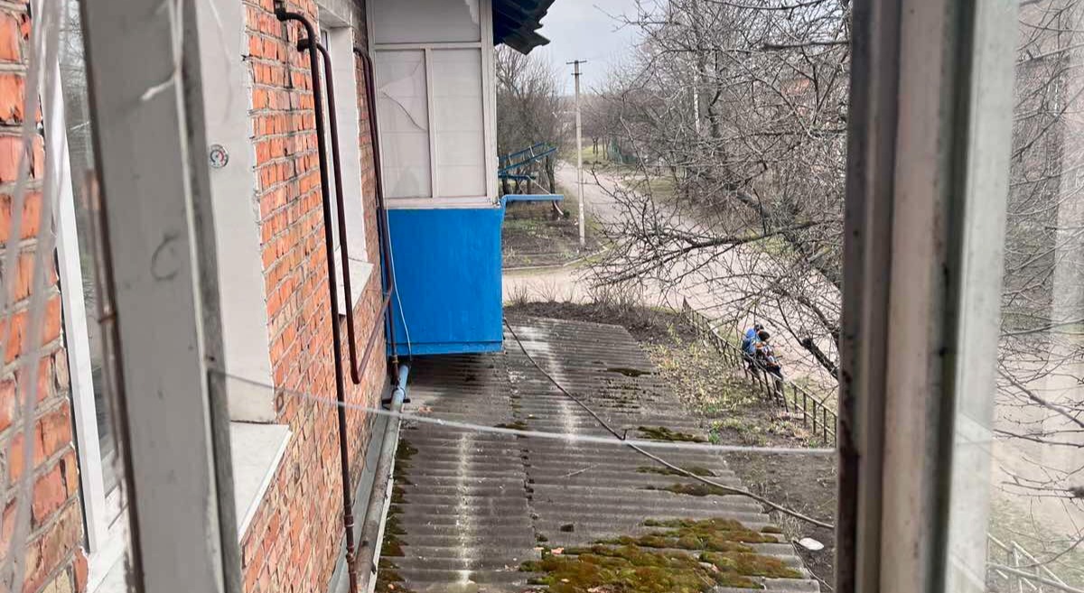 Внаслідок ворожих обстрілів у квартирі сім’ї з Білопілля пошкоджено п’ять склопакетів