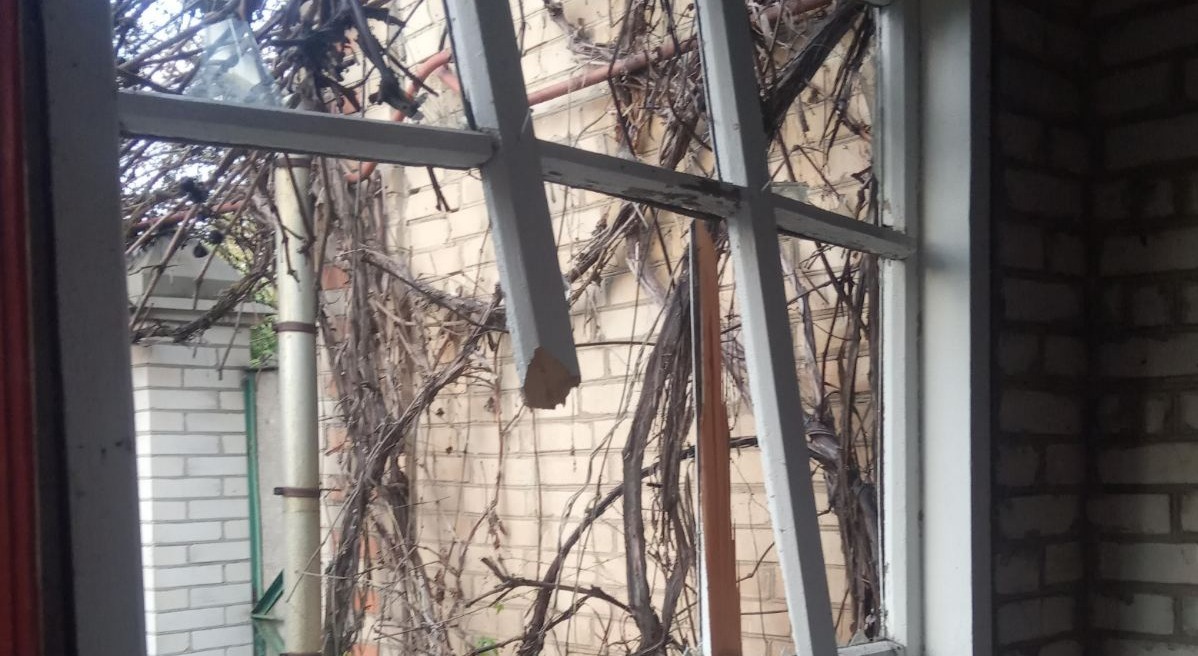 Літня пара проживає у пошкодженому будинку