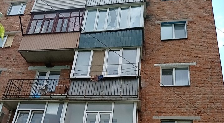 Пошкоджено вікна у квартирі родини з неповнолітньою дитиною