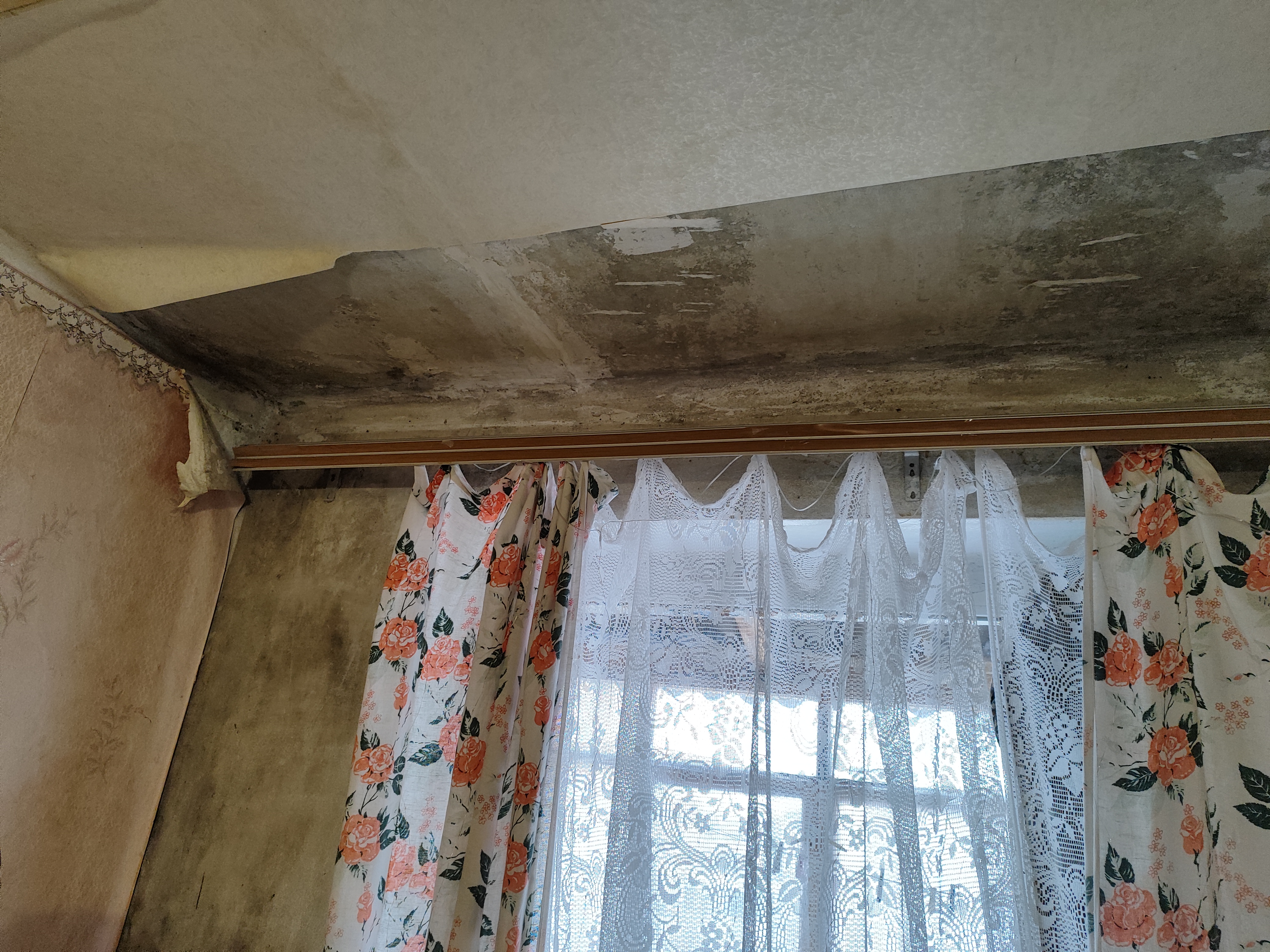 Після обстрілу жінка поважного віку залишилась з вибитими вікнами та розбитим балконом