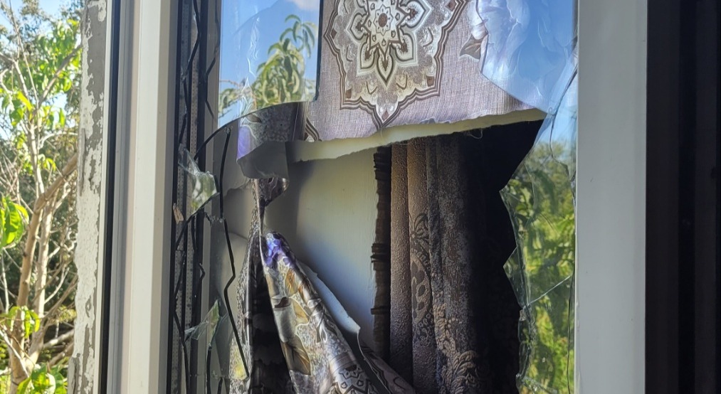 Внаслідок обстрілу у квартирі родини із Середино-Буди пошкоджено два вікна