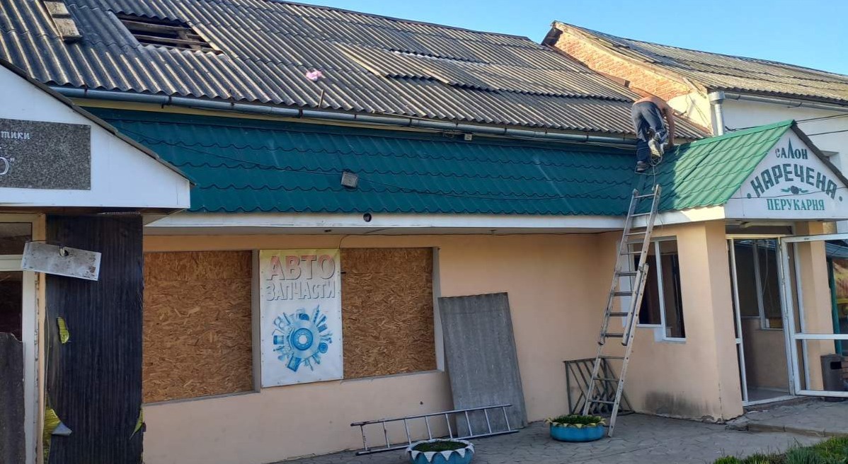 Чоловік який втратив бізнес та вимушений працювати двірником просить допомоги у відновленні дому